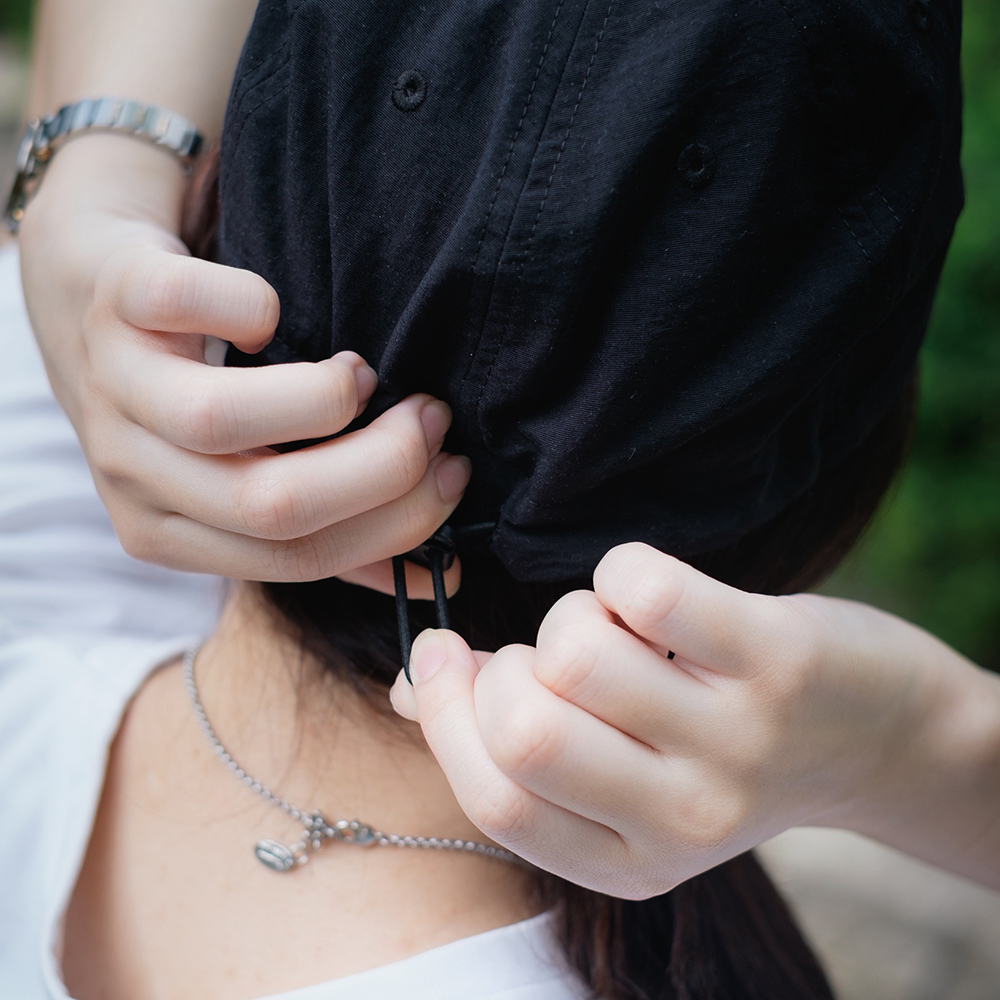 後部ストラップでサイズ調整