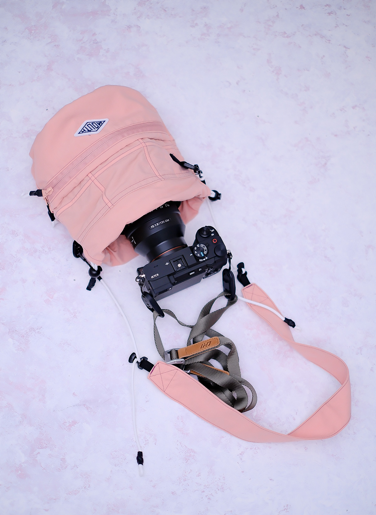 FLEX STRING BAG +にSONY α7CRと135mmレンズを収納する様子