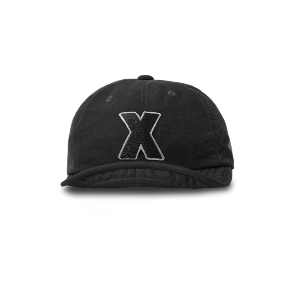 正面から見たSIGNATURE Xの刺繍とフレックスブリム